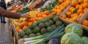 Puesto de mercado español con frutas y verduras frescas de temporada de enero