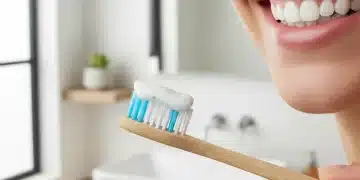Salud Bucodental 2026: Hábitos Diarios para Prevenir Caries y Enfermedades Periodontales Ahorrando un 15% Sonrisa sana y brillante, con cepillo de dientes y pasta dental