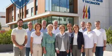 Vacunas Esenciales Adultos España 2026: Protección Óptima y Acceso Adultos diversos en España recibiendo información sobre vacunas en un centro de salud.